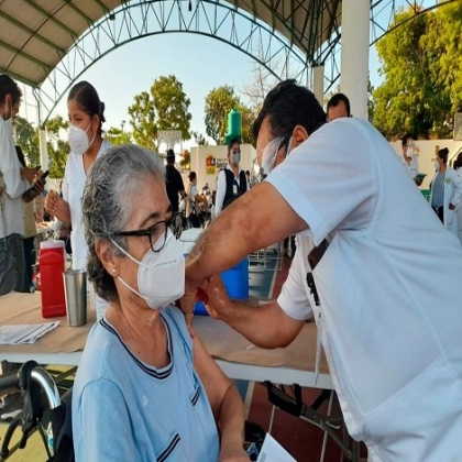 Gracias a Dios estoy viva: mujer vacunada contra COVID en Cancún