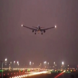 Aterriza sin problemas en Barajas el avión canadiense con daños en una rueda y un motor