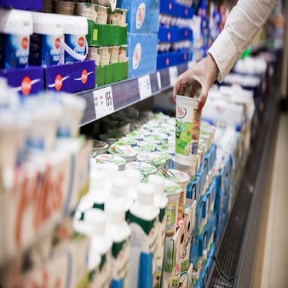¿Guardas comida en envases de crema o yogur? Podrías estar consumiendo plástico o bacterias